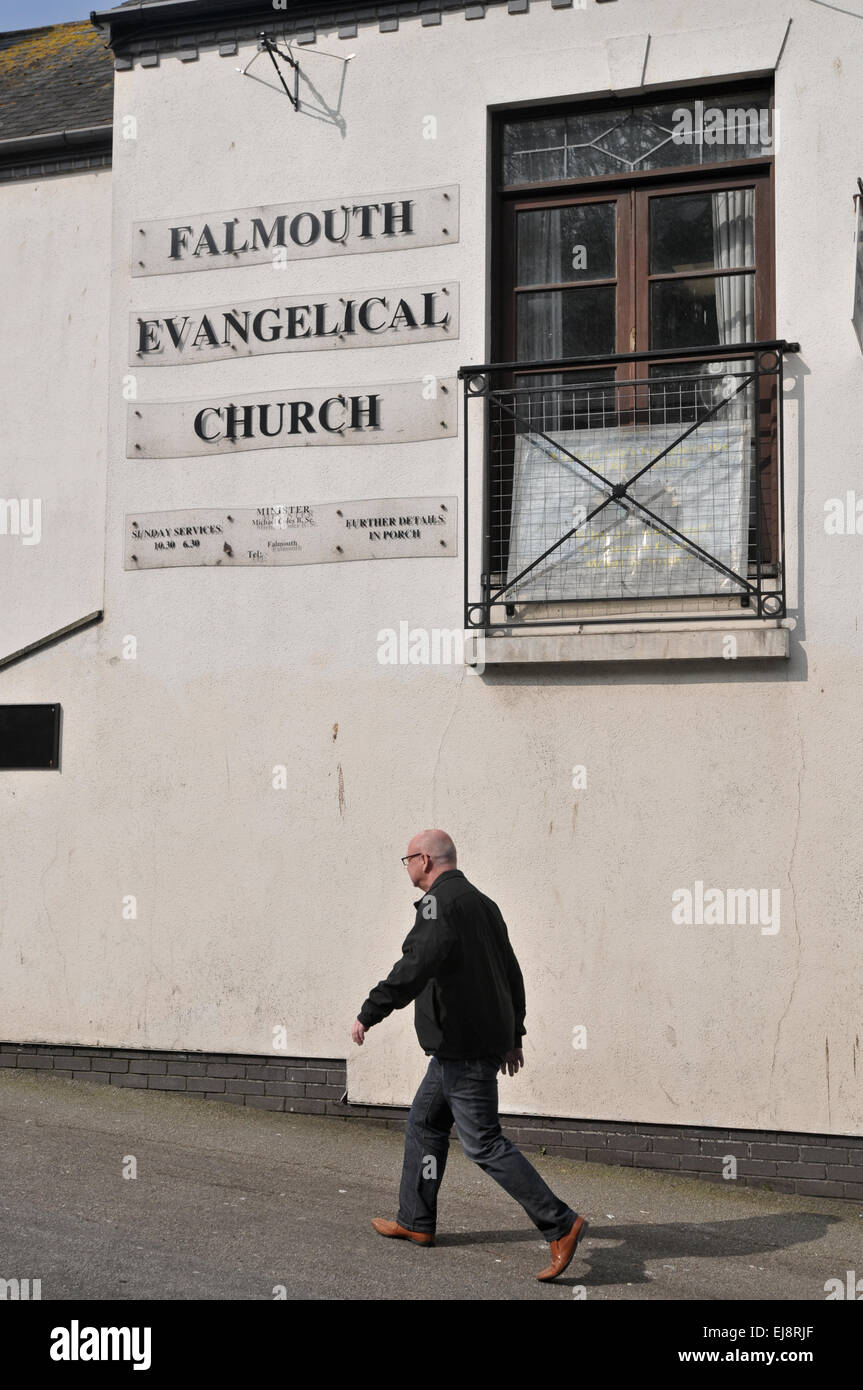Ein Mann geht vorbei an der evangelischen Kirche Falmouth Stockfoto