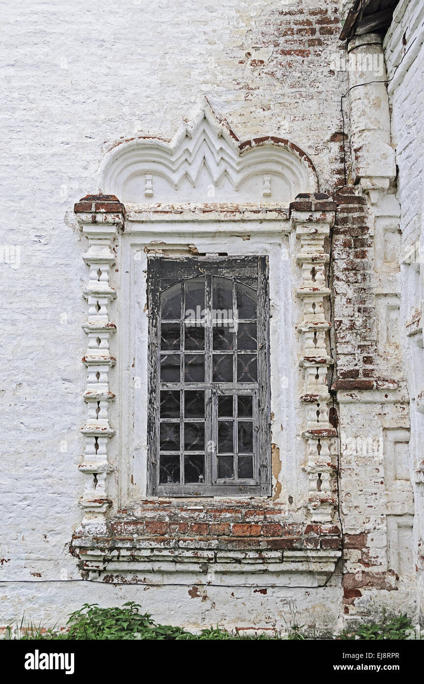 Alte Fenster in der alten Kirche Stockfoto