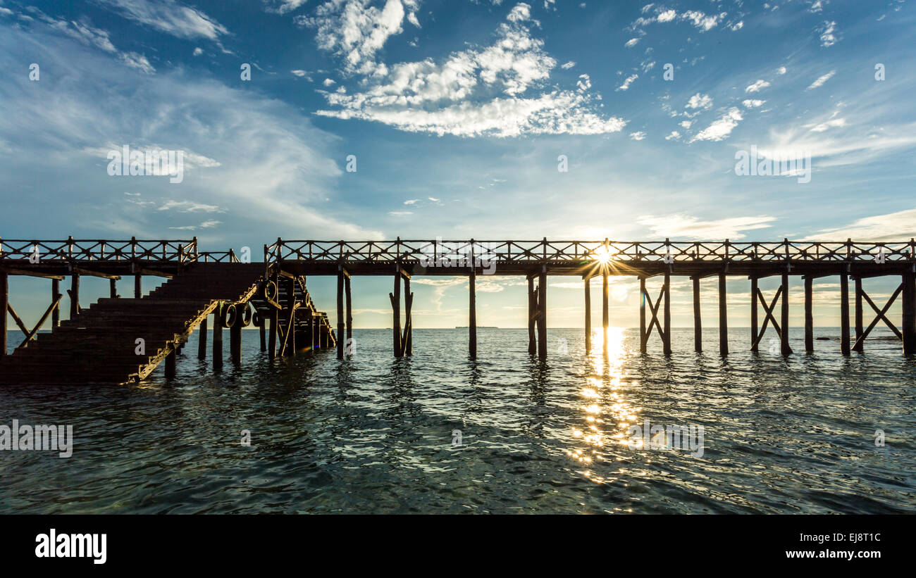 Holzbrücke am Indischen Ozean Stockfoto