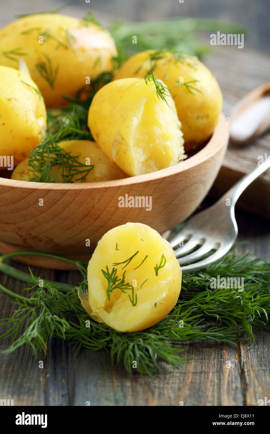Neue Kartoffeln mit Dill Stockfotografie - Alamy