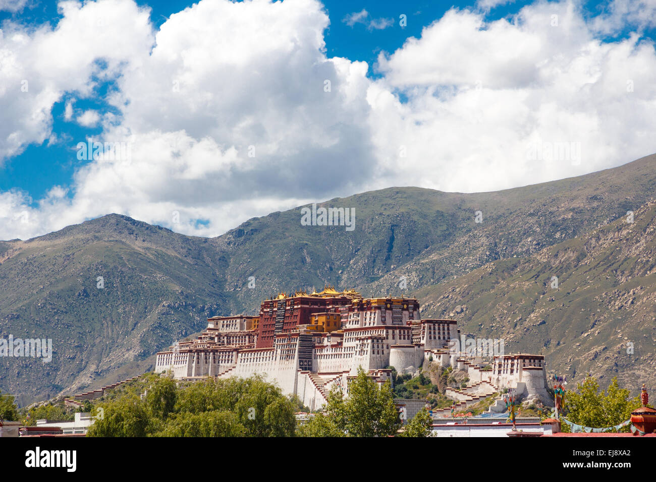 Blick von den Jokhang-Tempel auf der Potala-Palast in Lhasa, Tibet, vor dem Hintergrund der Berge Stockfoto