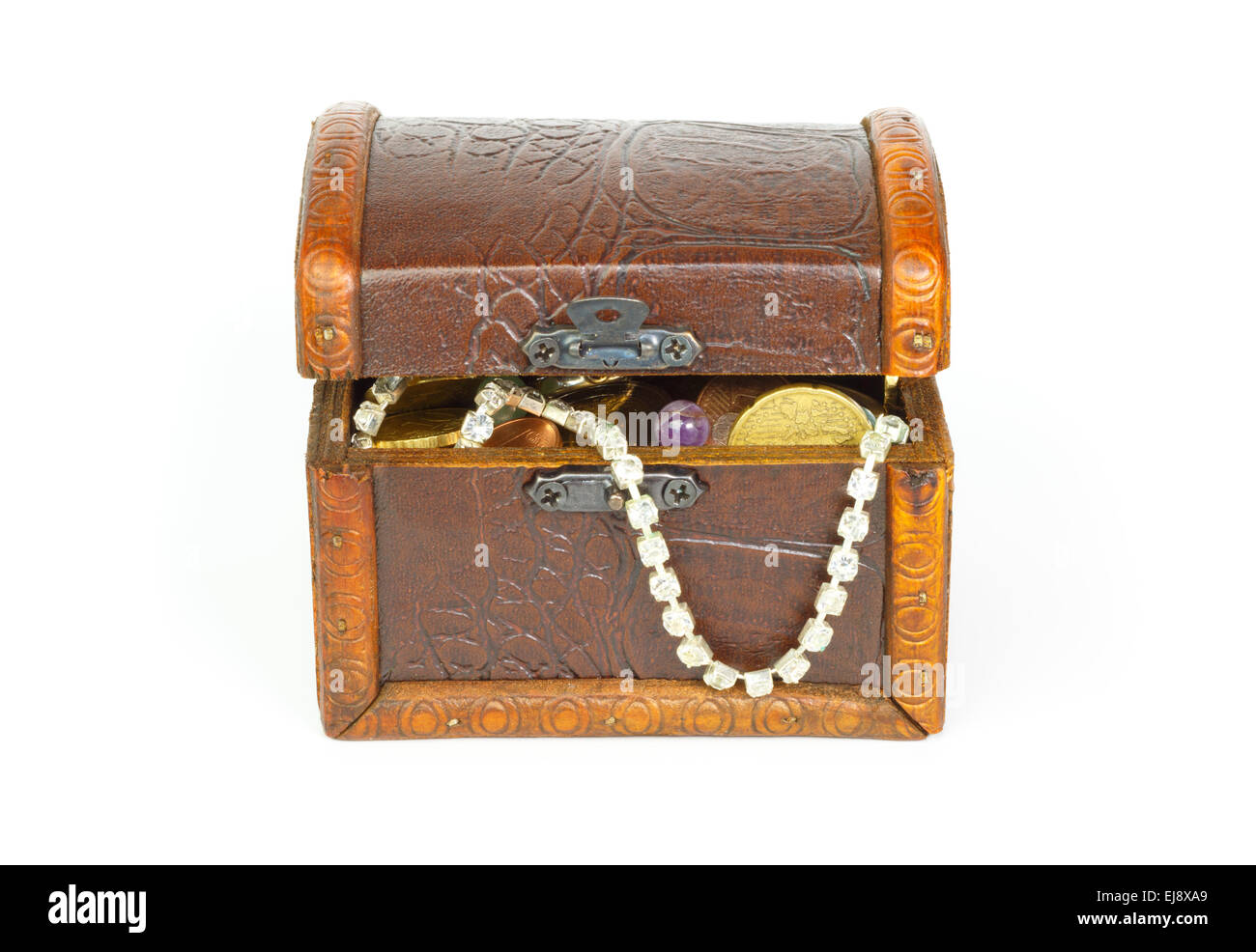 Leicht geöffnet Schatztruhe mit Armband, Münzen und Perlen vor weißem Hintergrund Stockfoto