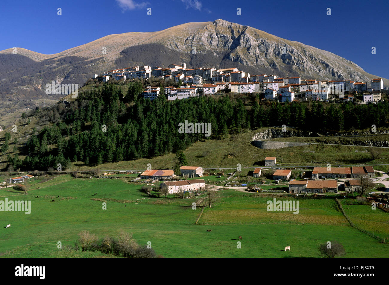 Italien, Abruzzen, Nationalpark Abruzzen, OPI und Mount Marsicano Stockfoto