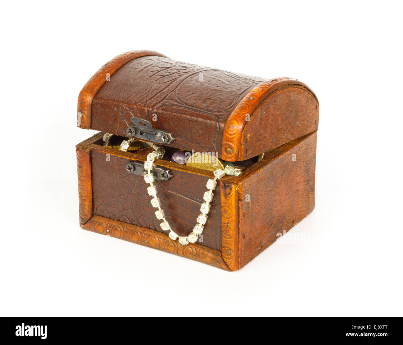 Schatztruhe mit Armband, Münzen und Perlen vor weißem Hintergrund geschlossen Stockfoto