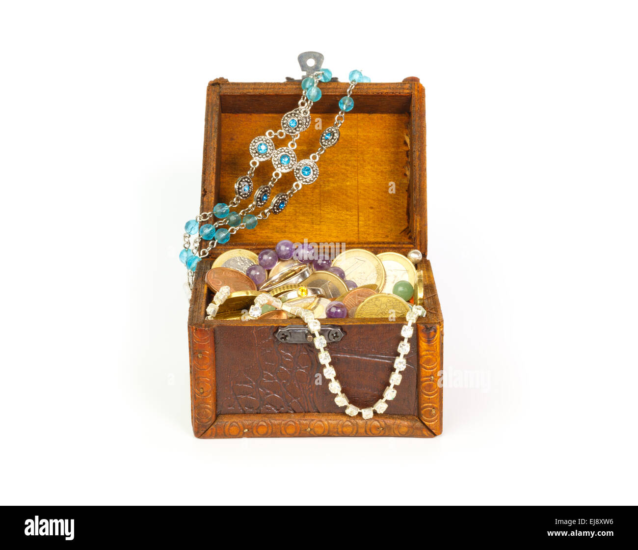 Offene Schatztruhe mit Münzen, Ringe, Armbänder und Perlen isoliert auf weißem Hintergrund Stockfoto