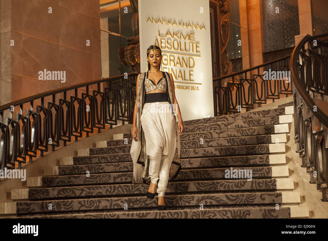 Mumbai, Maharashtra, Indien. 22. März 2015. 22. März 2015: Mumbai - Indien große Finale vom Designer Anamika Khanna bei der Lakme Fashion Week 2015. © Subhash Sharma/ZUMA Wire/ZUMAPRESS.com/Alamy Live-Nachrichten Stockfoto