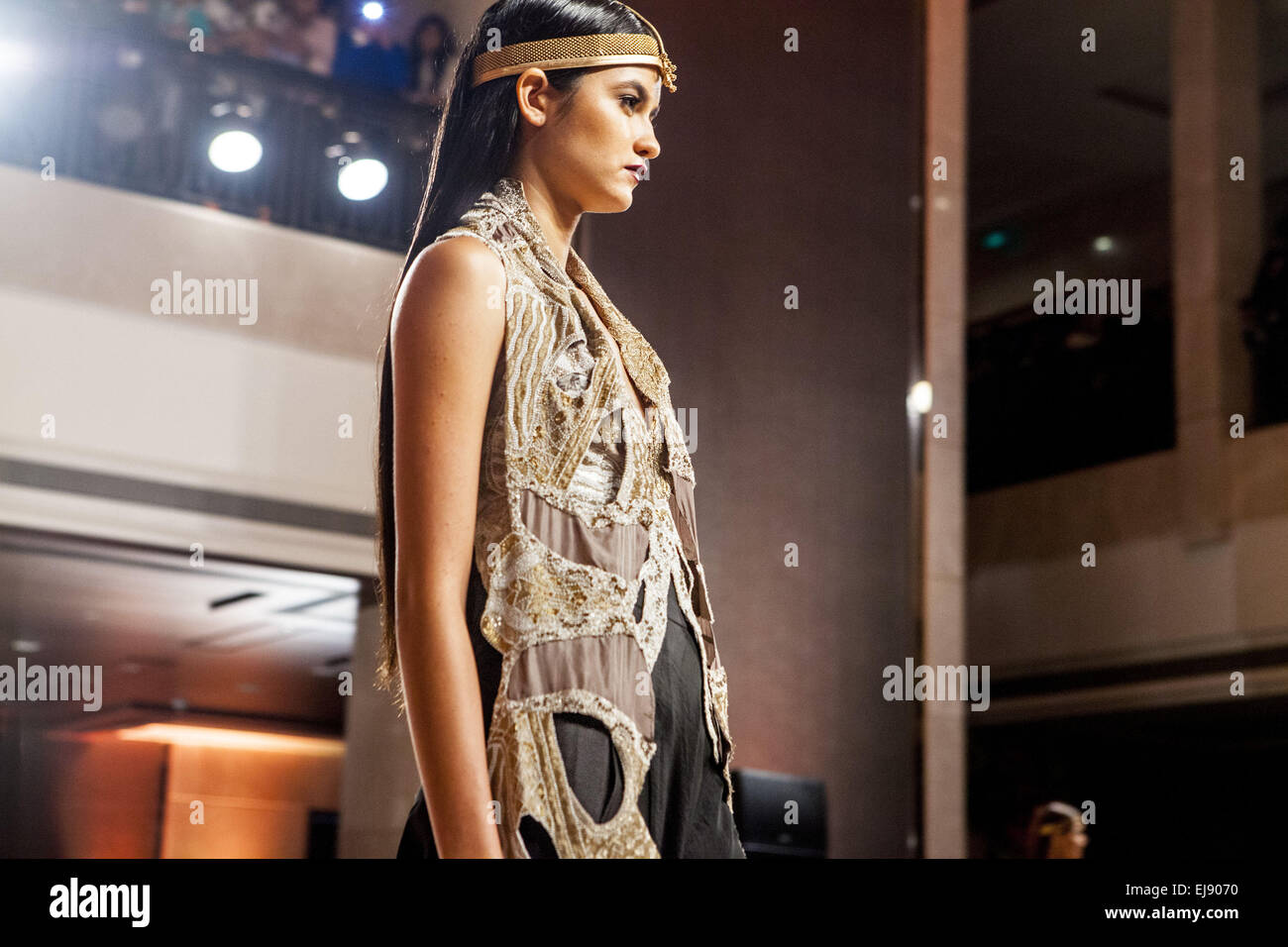 Mumbai, Maharashtra, Indien. 22. März 2015. 22. März 2015: Mumbai - Indien große Finale vom Designer Anamika Khanna bei der Lakme Fashion Week 2015. © Subhash Sharma/ZUMA Wire/ZUMAPRESS.com/Alamy Live-Nachrichten Stockfoto