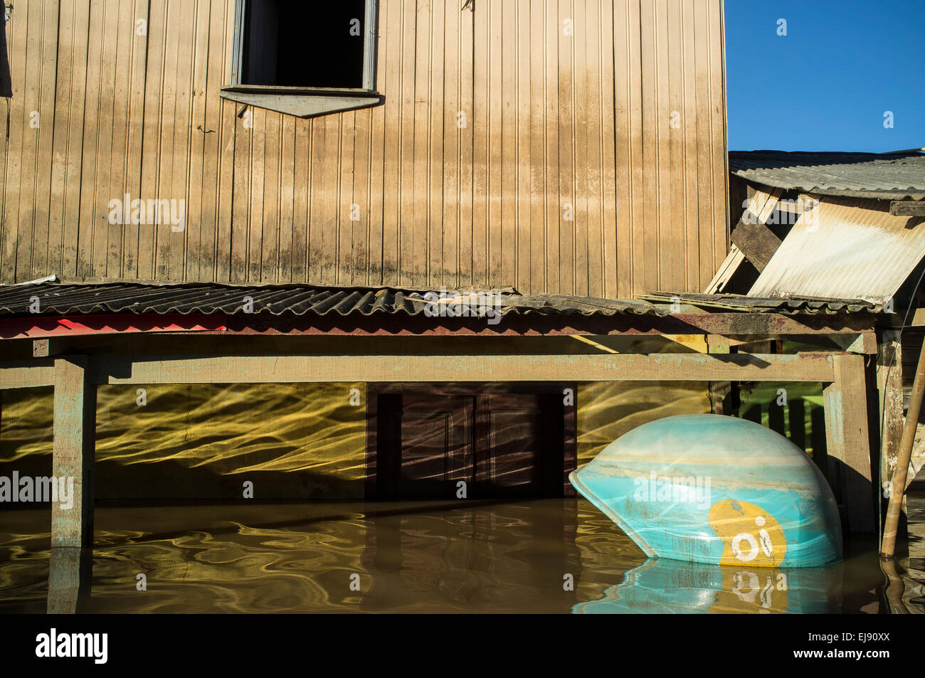 2015 Überschwemmungen im brasilianischen Amazonasgebiet. Haus im Triangulo Novo Bezirk, Rio Branco Stadt, Bundesstaat Acre und überfluteten Telefonzelle. Überschwemmungen haben Tausende von Menschen im Bundesstaat Acre, Nordbrasilien, seit 23. Februar 2015, betroffen worden als einige der Flüsse des Landes, insbesondere Flusses Acre übergelaufen. Weitere schwere Regenfälle hat höhere Pegelstände der Flüsse noch gezwungen, und am 3. März 2015 Brasiliens Regierung erklärt den Ausnahmezustand in Acre Zustand, wo aktuelle Hochwasserlage als das Schlimmste in 132 Jahren beschrieben wurde. Stockfoto