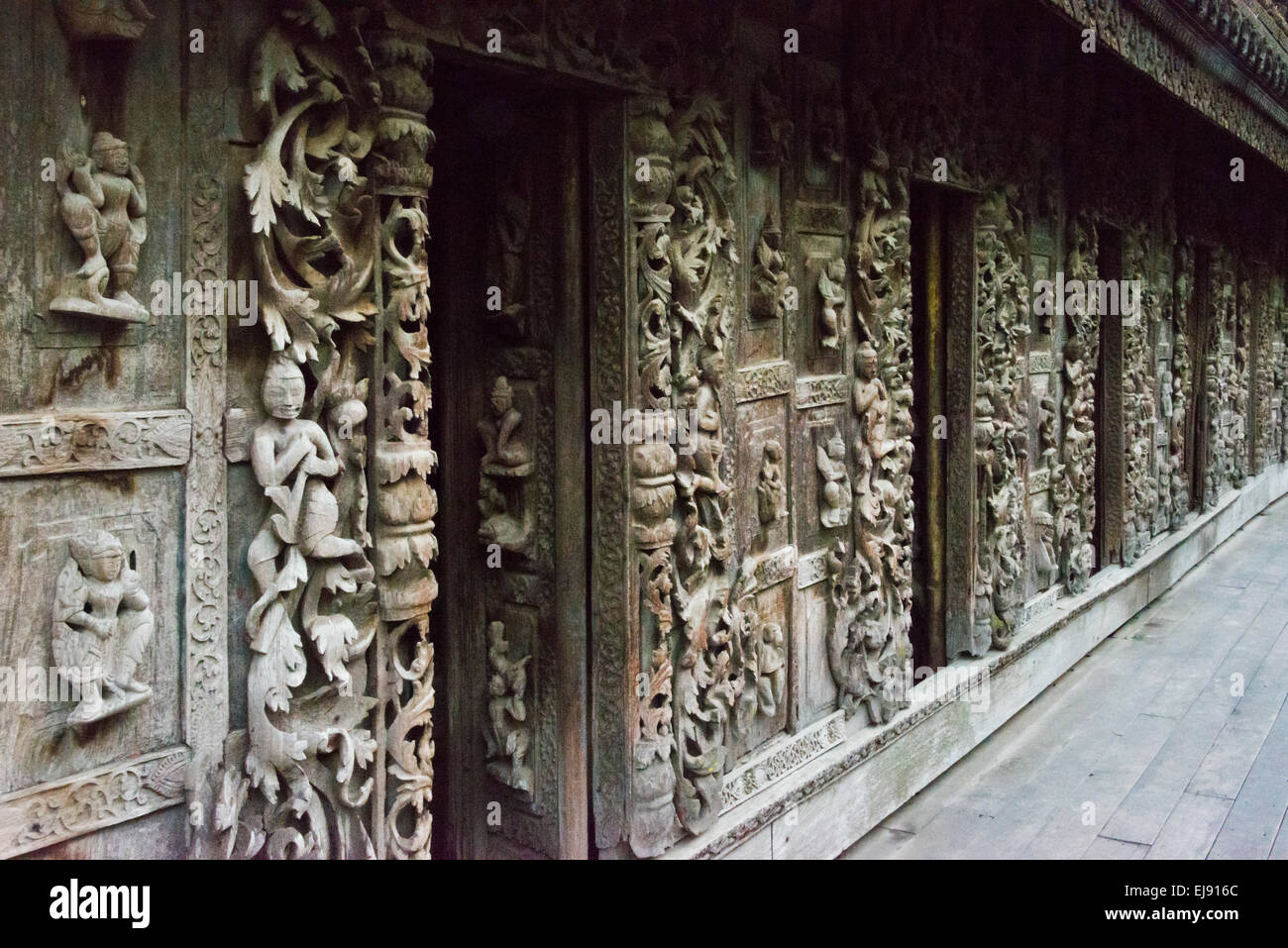 Geschnitzte Holz Tür in Shwenandaw Kyaung (Golden Palace-Kloster, Mandalay, Myanmar Stockfoto
