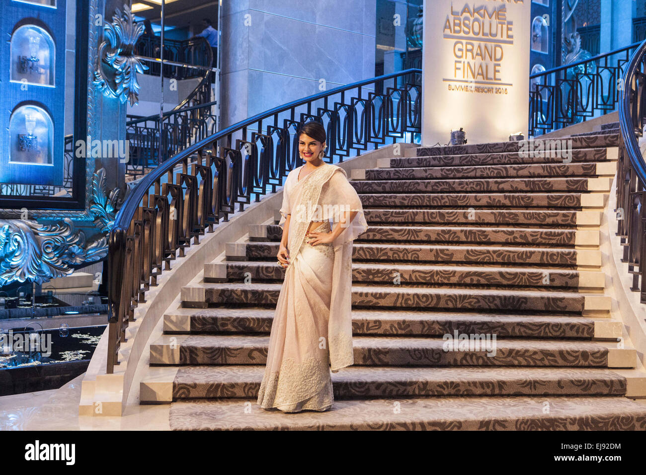 Mumbai, Maharashtra, Indien. 22. März 2015. 22. März 2015: Mumbai - Indien. Bollywood Schauspielerin Jacqueline Fernandez bei der Lakme Fashion Week 2015. © Subhash Sharma/ZUMA Wire/ZUMAPRESS.com/Alamy Live-Nachrichten Stockfoto