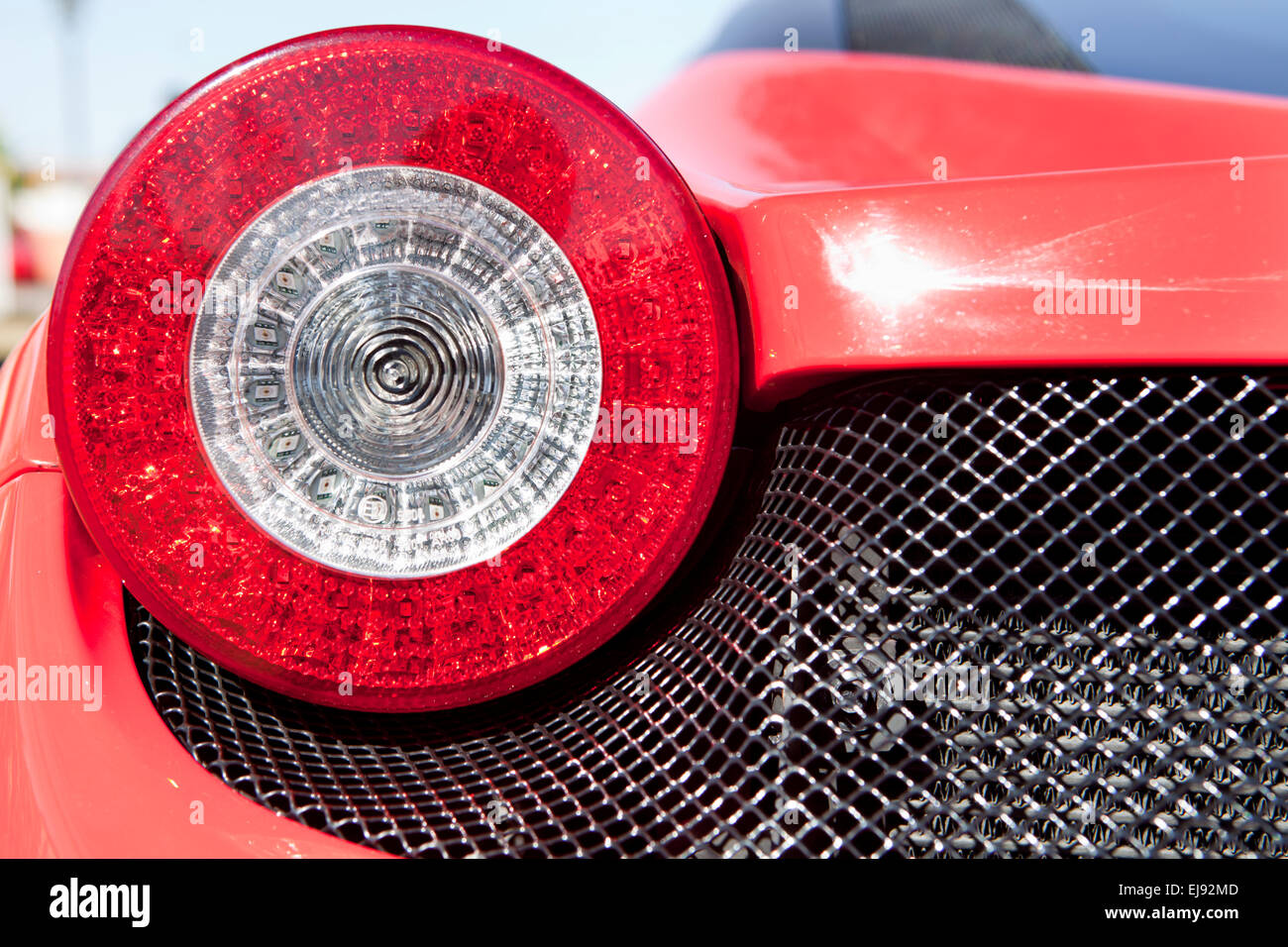 Roter Sportwagen-spot-Licht. Detail eines Luxusautos Stockfoto