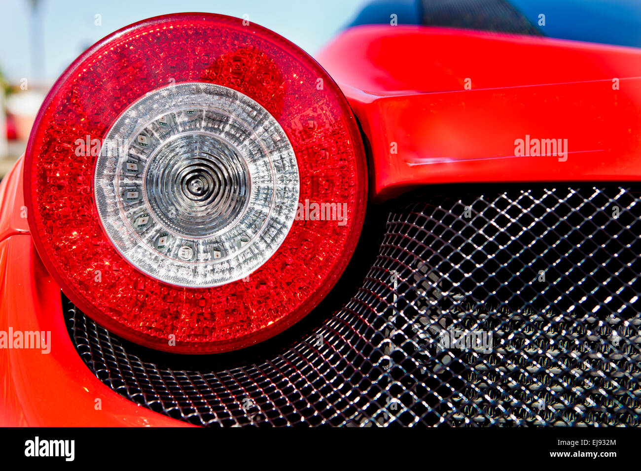 Roter Sportwagen-spot-Licht. Detail eines Luxusautos Stockfoto