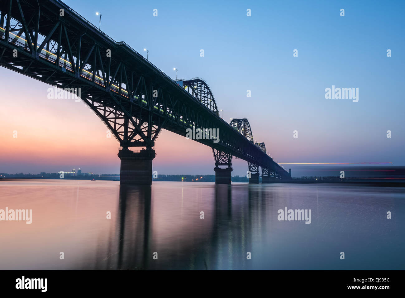 Jiujiang Brücke bei Einbruch der Dunkelheit Stockfoto