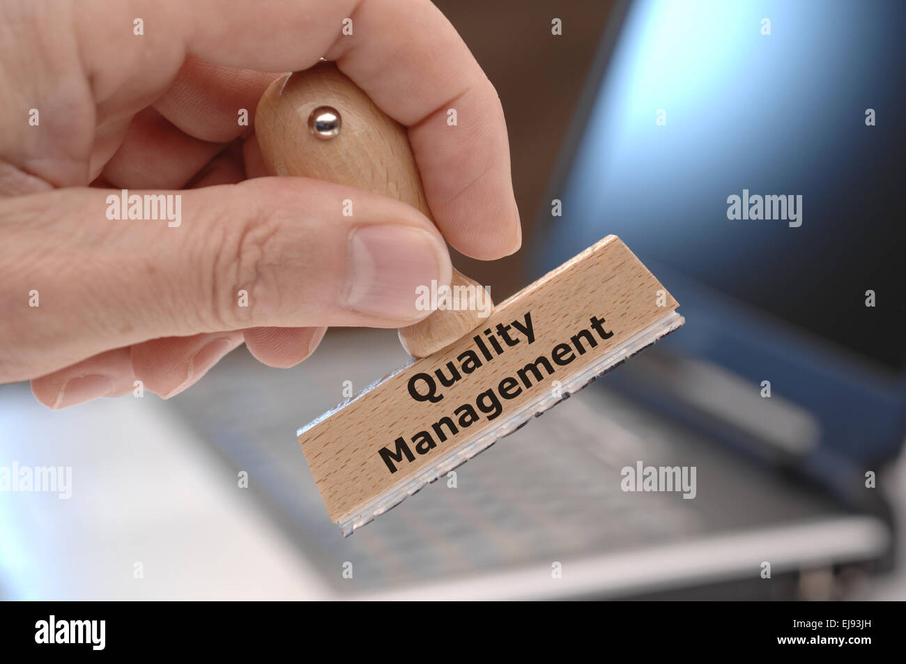 Qualitätsmanagement auf Stempel markiert Stockfoto