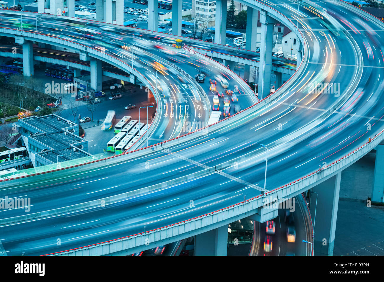 Fahrzeug-Bahn auf der Brücke-Ansatz Stockfoto