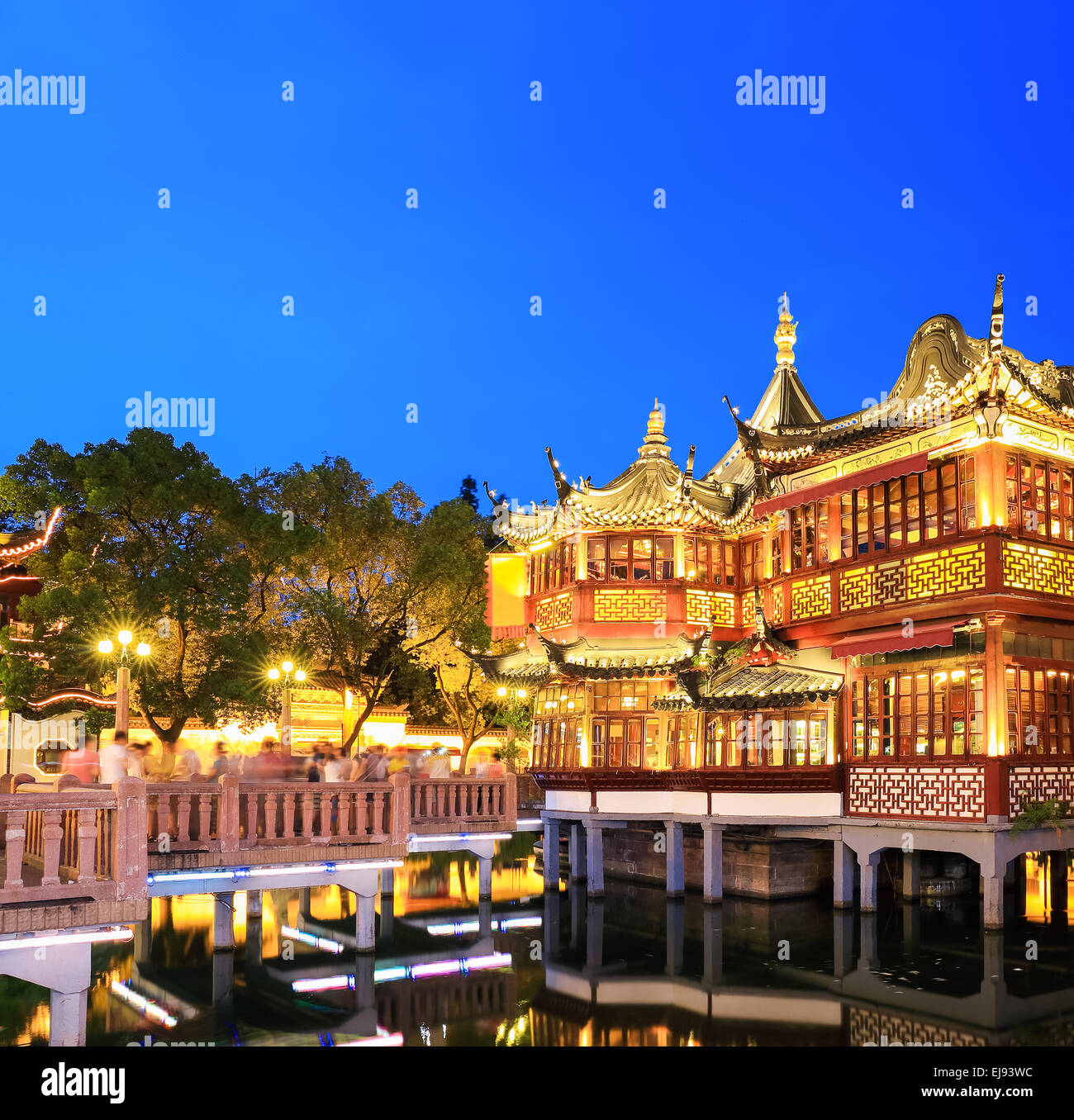 Der garten bei nacht Stockfotos und bilder Kaufen Alamy