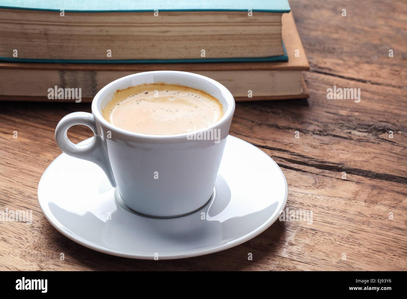 Espresso und Bücher auf Tisch Stockfoto