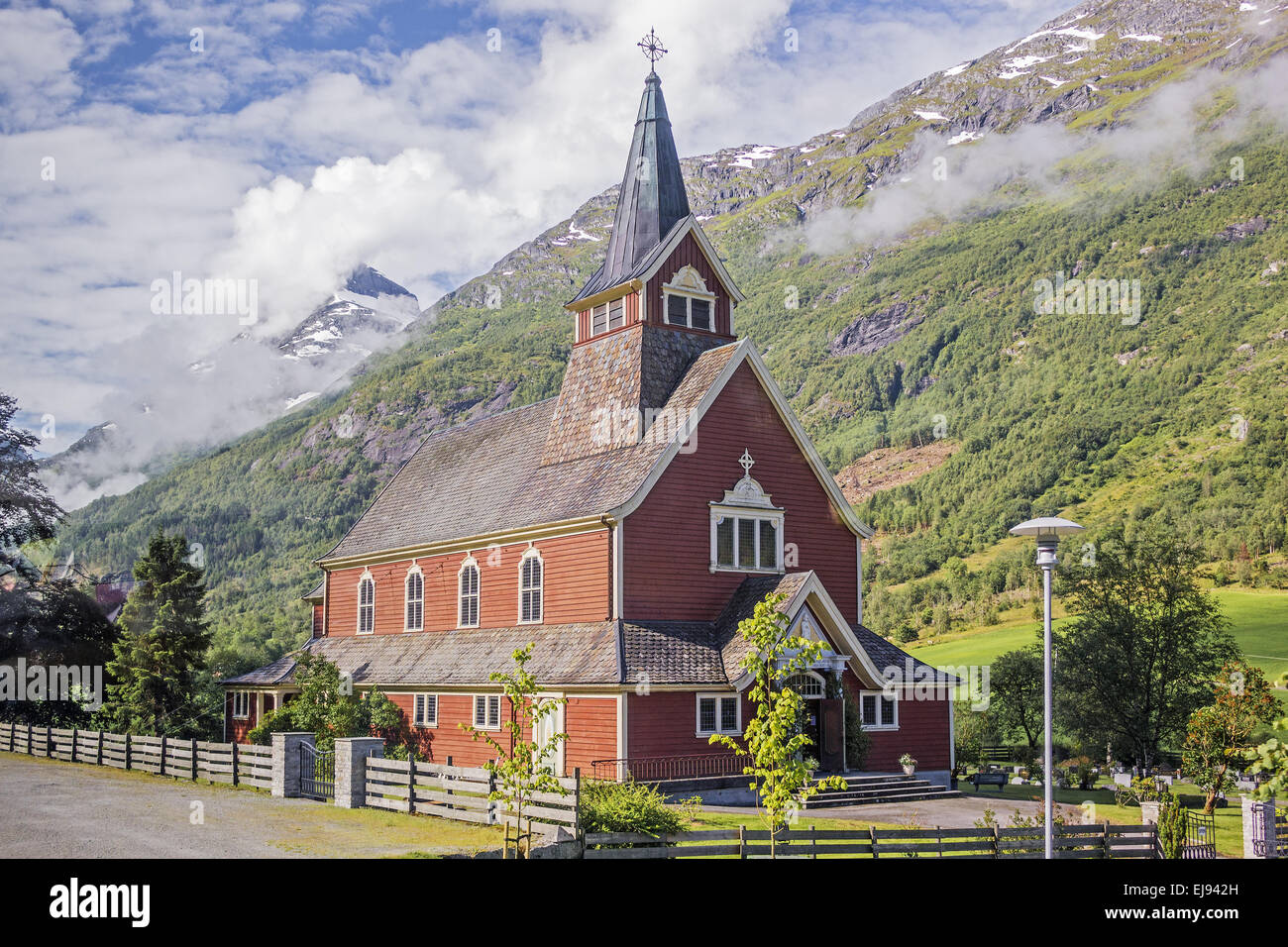 Die neue Kirche im alten Norwegen Stockfoto
