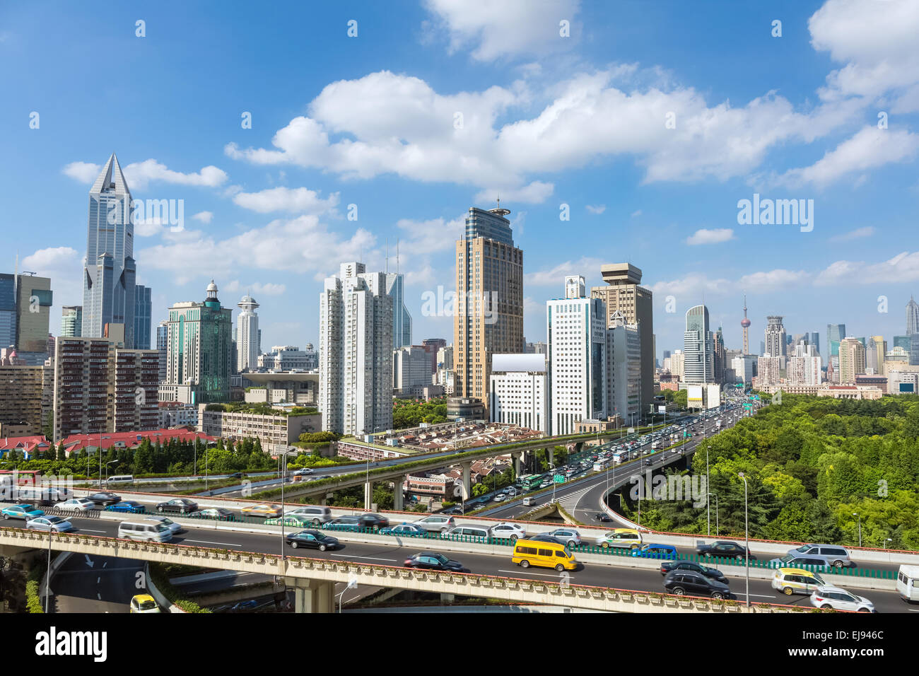 moderne Skyline und Transport Stockfoto