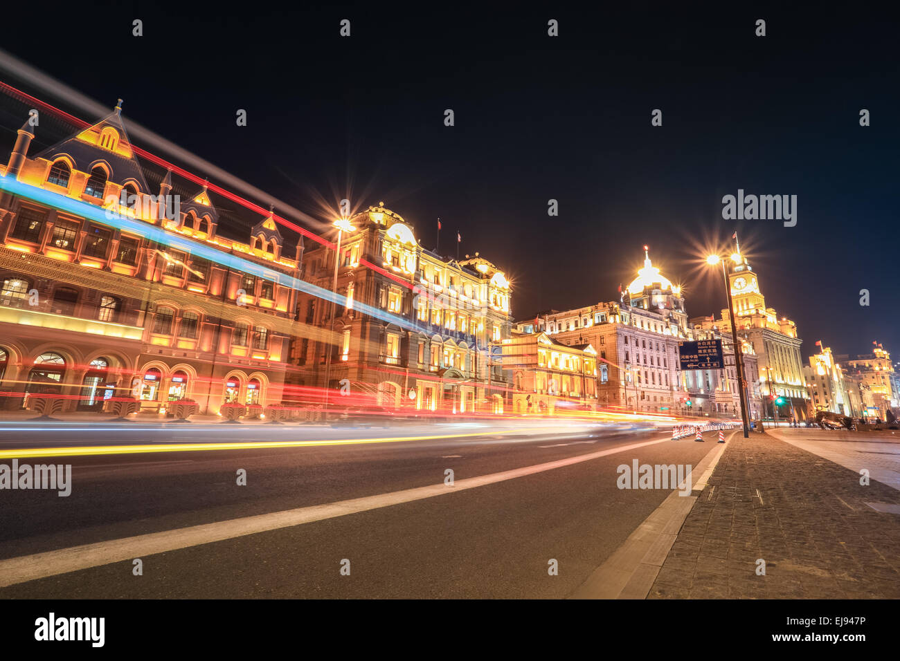 Shanghai Bund Straße bei Nacht Stockfoto