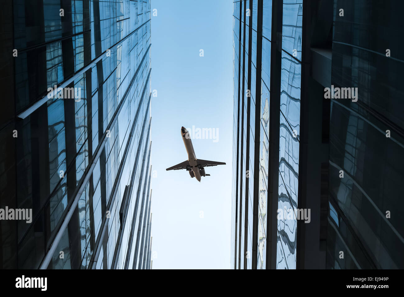 Glas-Wolkenkratzer und Flugzeug Stockfoto