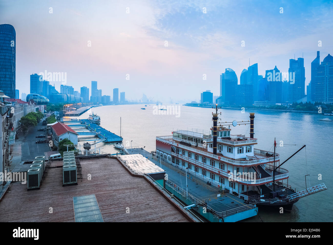 schöne Huangpu-Fluss im Morgengrauen Stockfoto