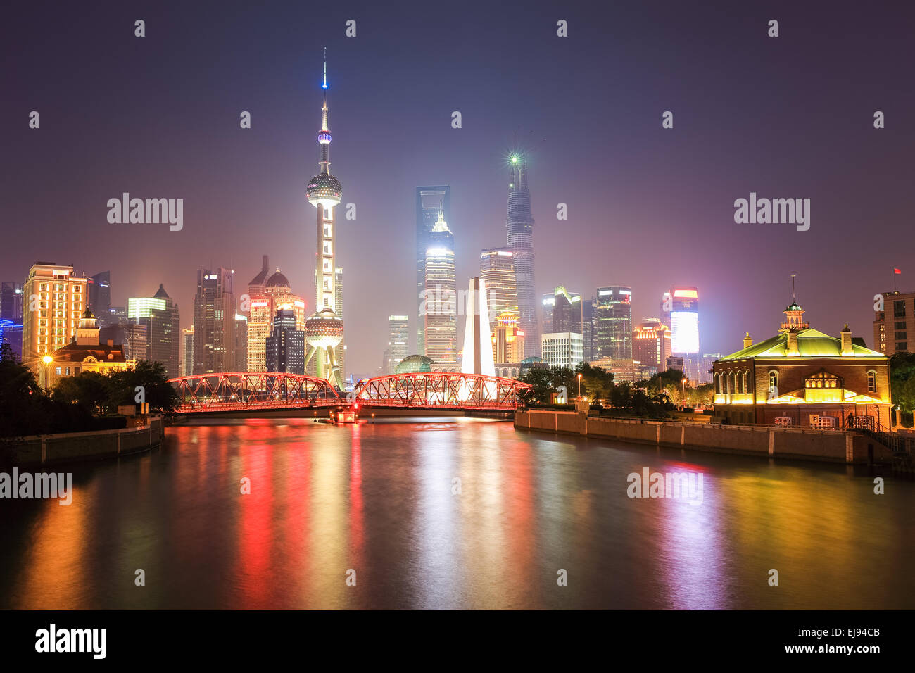 Shanghai Skyline bei Nacht Stockfoto