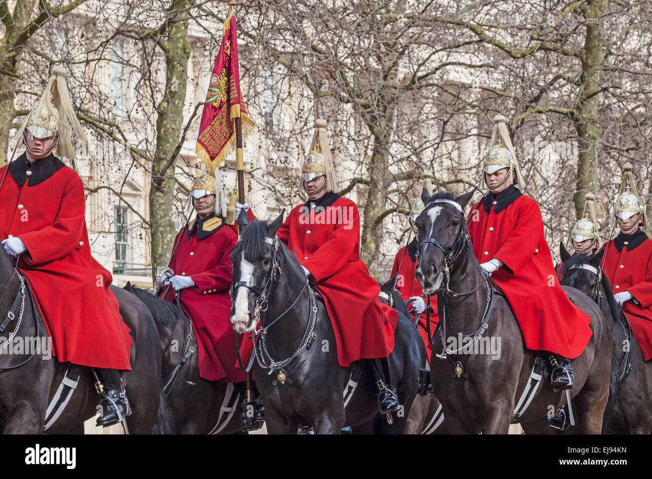 London, die Mall A Ablösung der The Life Guards Rückkehr aus changing of the Guard auf Horse Guards Parade Stockfoto