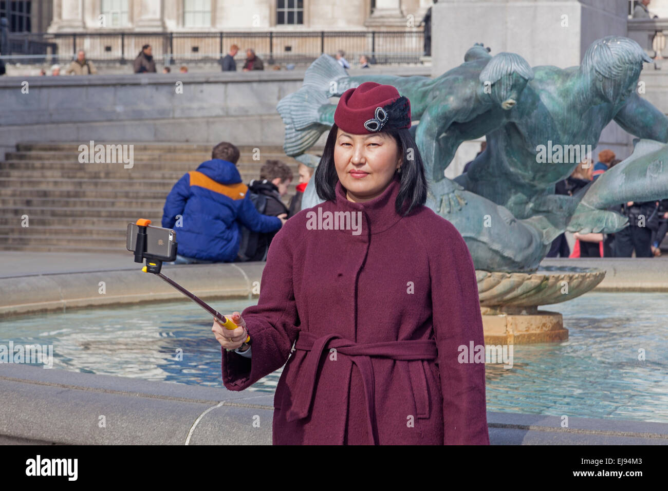 London, Trafalgar Square einen japanischen Tourist mit Selfie stick Stockfoto