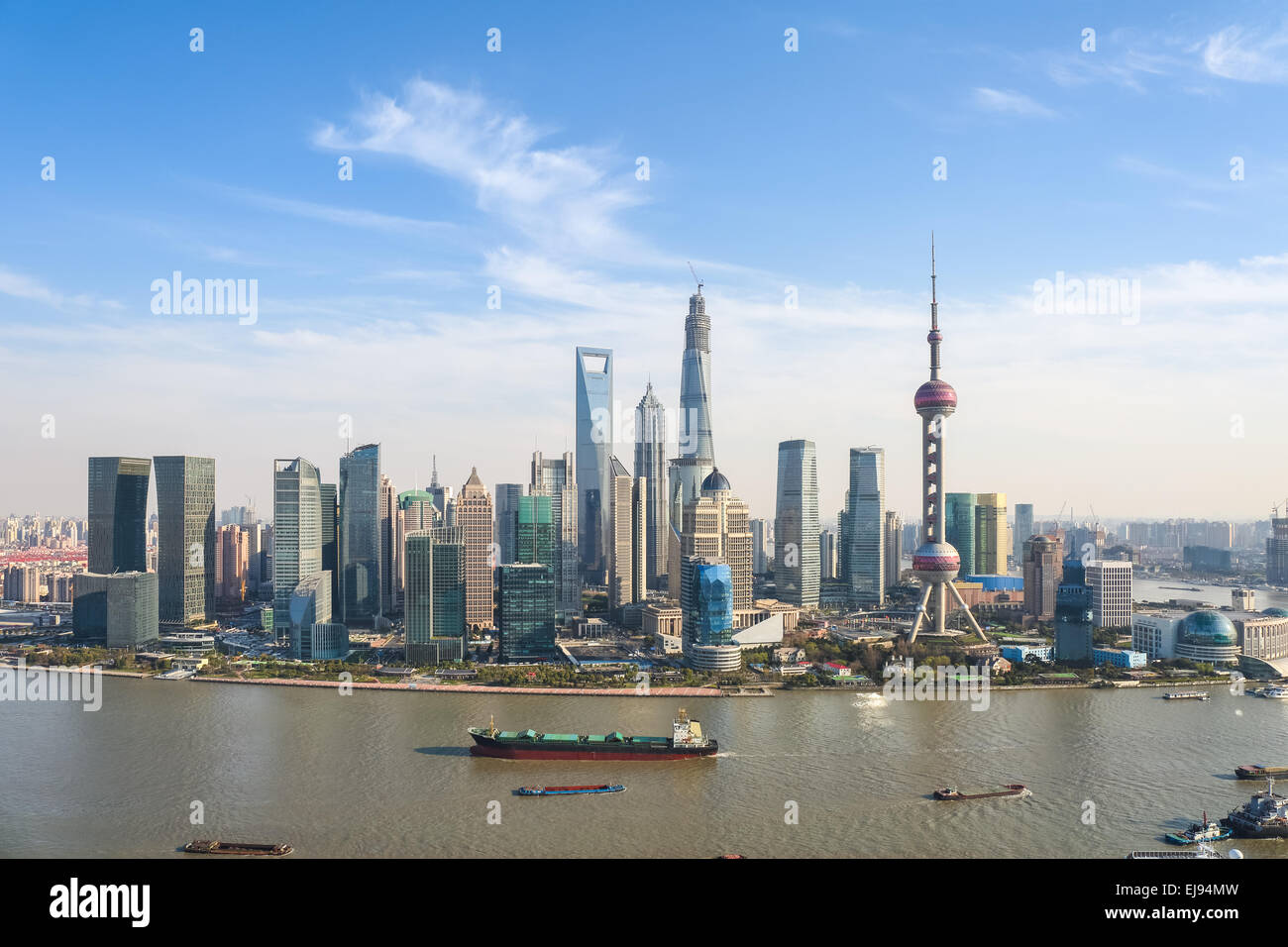 Shanghai Pudong-Skyline im sonnigen Himmel Stockfoto