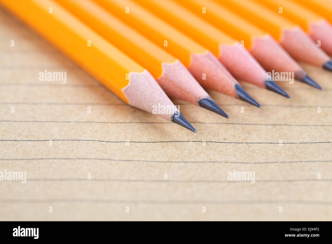 Bleistift auf braunem Papier notebook Stockfoto