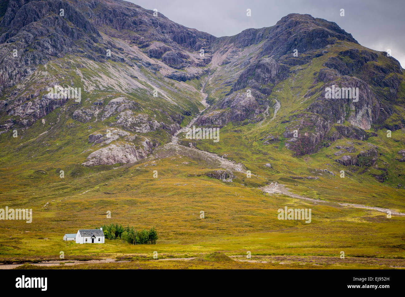 Einsames Ferienhaus in schottischen Highlands in der Nähe von Glencoe, Schottland, Großbritannien Stockfoto
