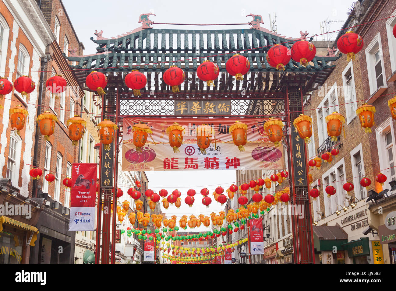 London, Soho Eingang Gerrard Street, mit Lampions feiert das chinesische Neujahr Stockfoto