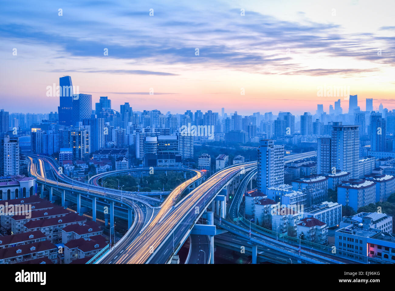 moderne Stadt Überführung im Morgengrauen Stockfoto