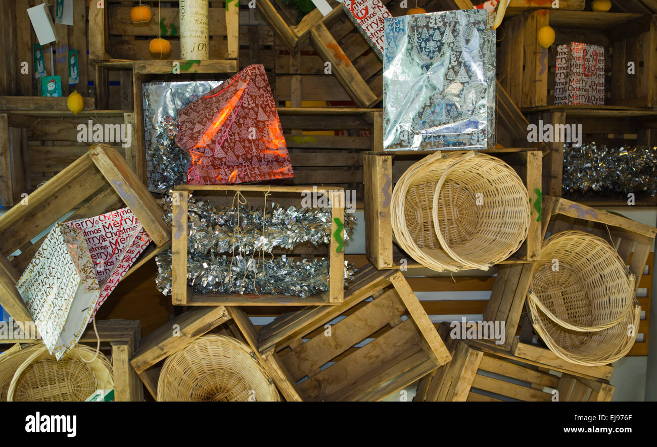 Rustikale Komposition mit Weihnachtsgeschenke gemacht von Körben und alte Holzkisten Stockfoto