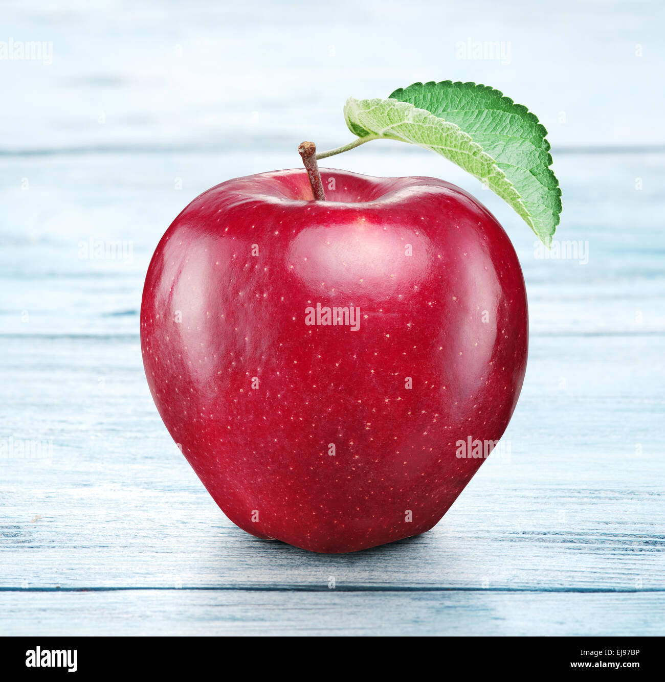 Roter Apfel auf einem Holztisch. Stockfoto