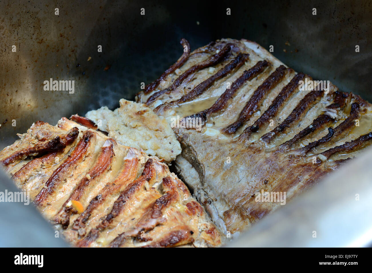 schmackhaftes Fleisch kocht in einer Kiste-grill Stockfoto