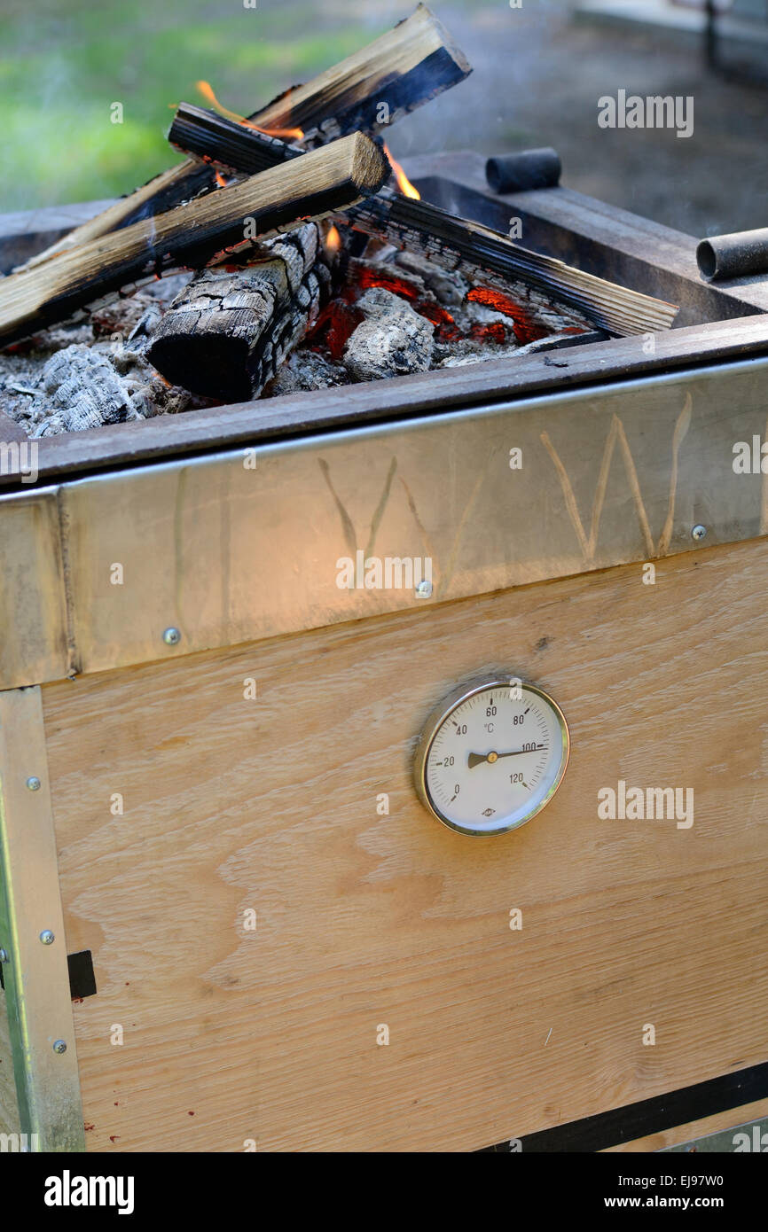 Thermometer auf Kiste grill Stockfoto