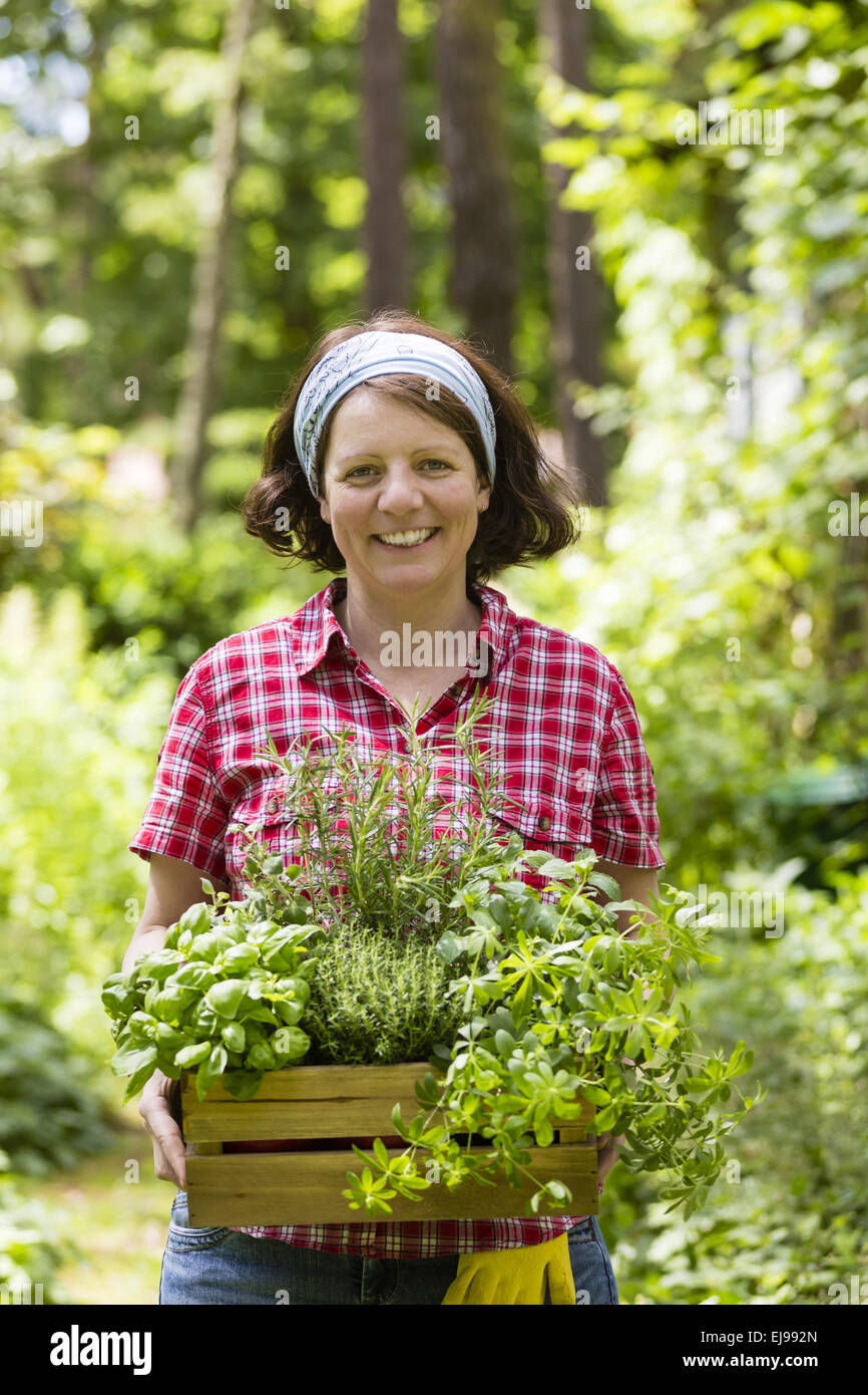 Frau mit Kräutern im Garten Stockfoto