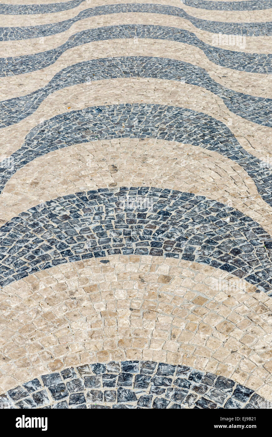 Gepflasterten Oberfläche in Lissabon, Portugal. Das Bild schafft eine Optik, die Lautstärke auf den Boden geben Stockfoto