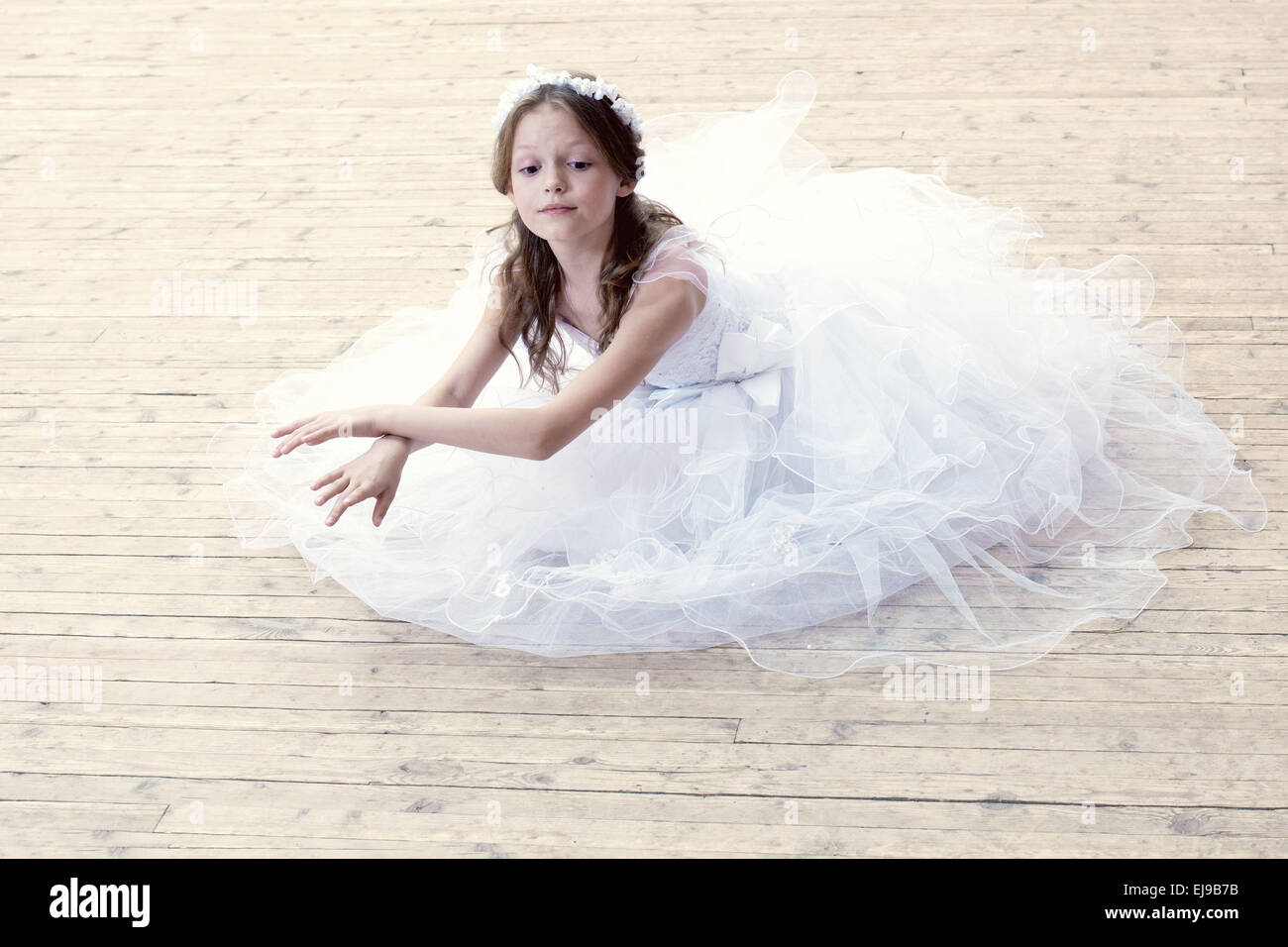 Reizendes Mädchen tanzen im Ballettstudio Stockfoto