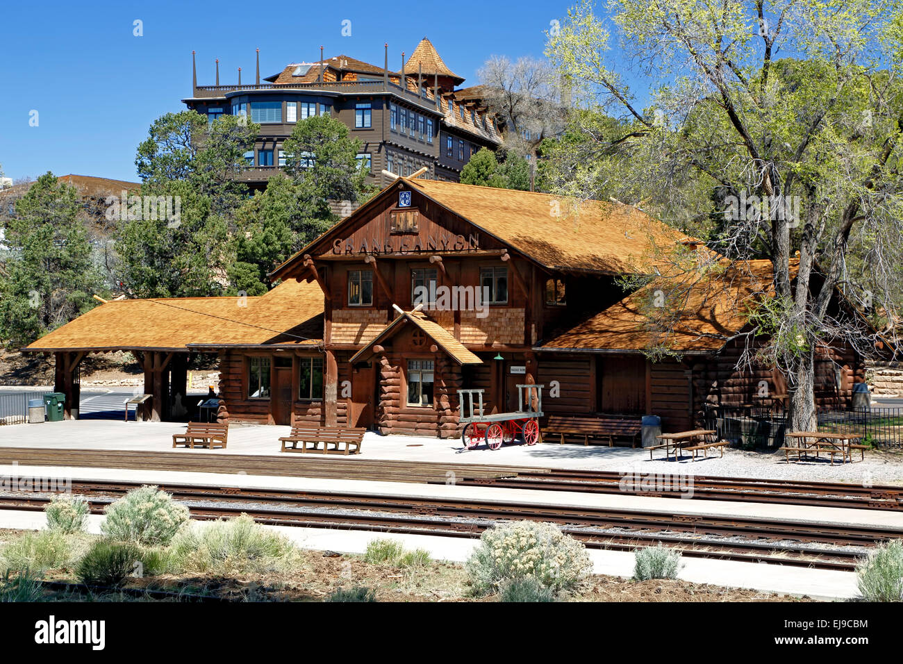Historische Grand Canyon Railway Depot (El Tovar Hotel im Hintergrund), Grand Canyon National Park, Arizona USA Stockfoto