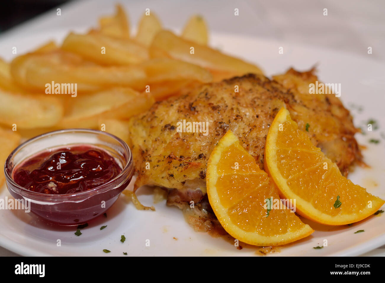 gefüllte Schweineschnitzel mit Zutaten Stockfoto