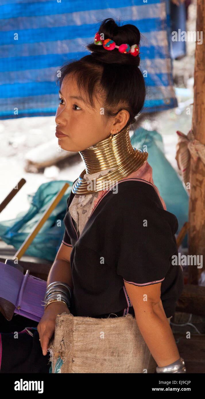 Junge Frau aus der Kayan Hill Tribe, Myanmar, Burma. das Tragen der traditionellen Messing Halsringe. Stockfoto