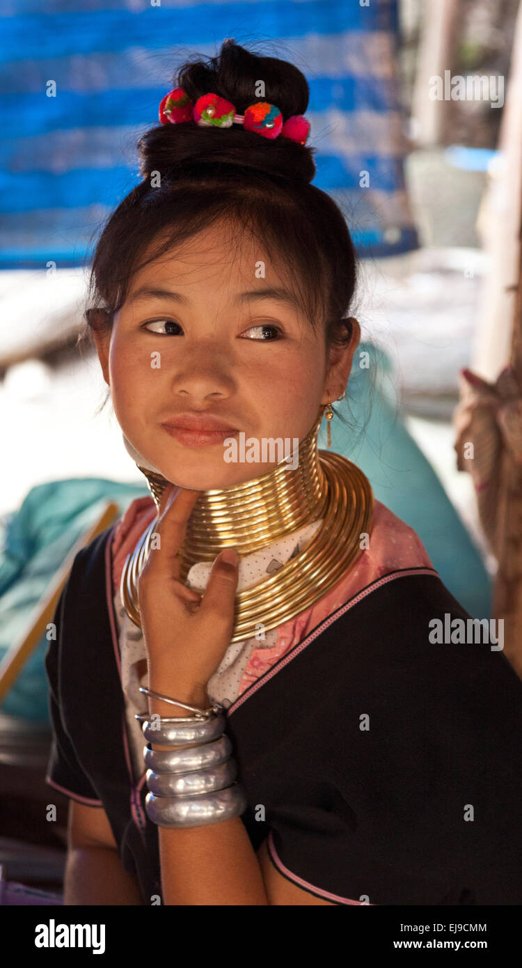 Junge Frau aus der Kayan Hill Tribe, Myanmar, Burma. das Tragen der traditionellen Messing Halsringe. Stockfoto