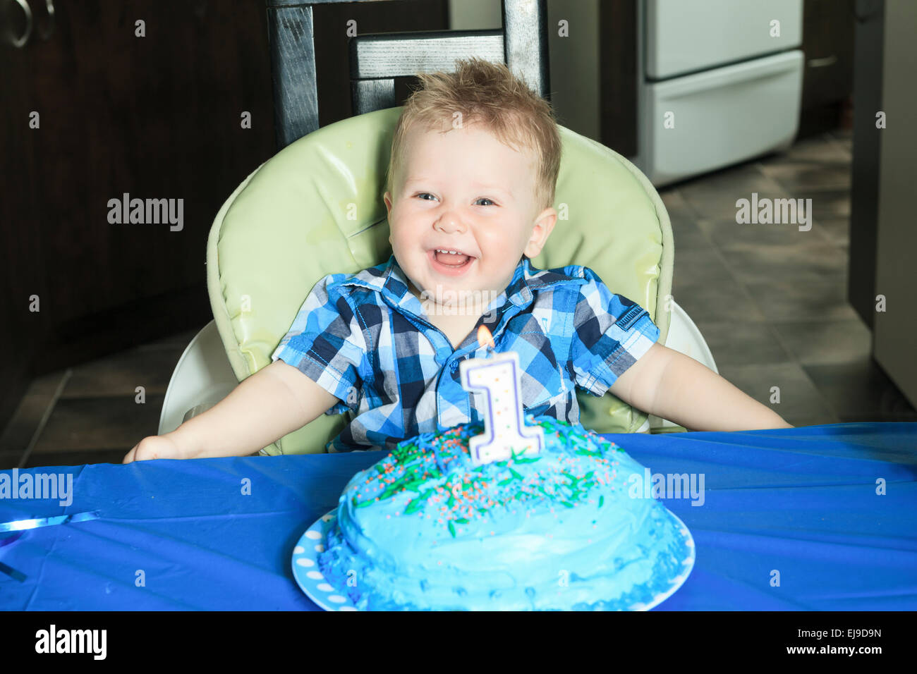 Einen ein Jahr alten Jungen Kuchen mit Lächeln. Stockfoto