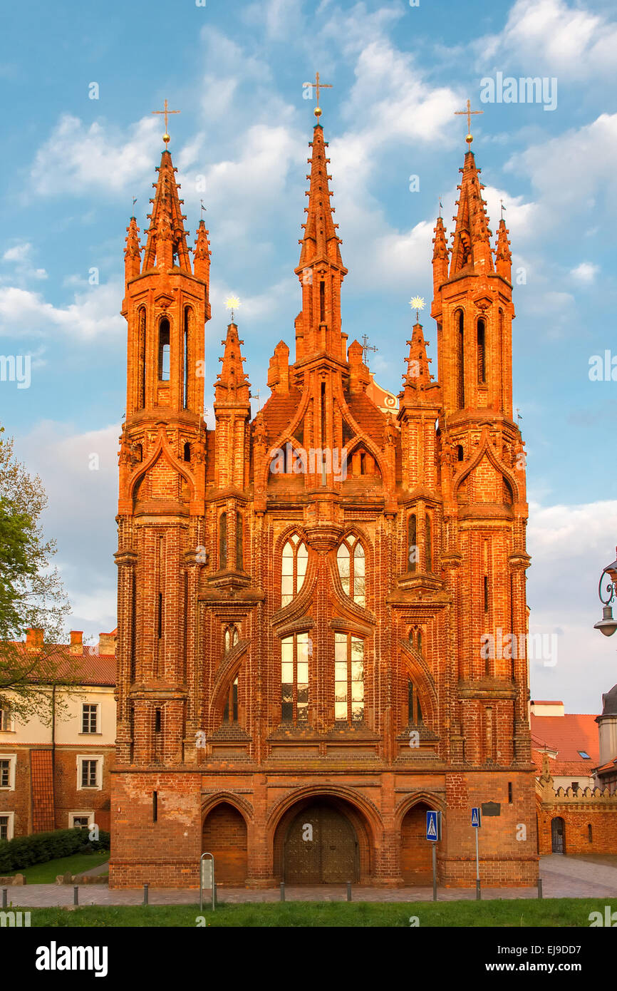 Fassade des Sankt-Anna-Kirche bei Sonnenuntergang Licht in Vilnius, Litauen. Stockfoto