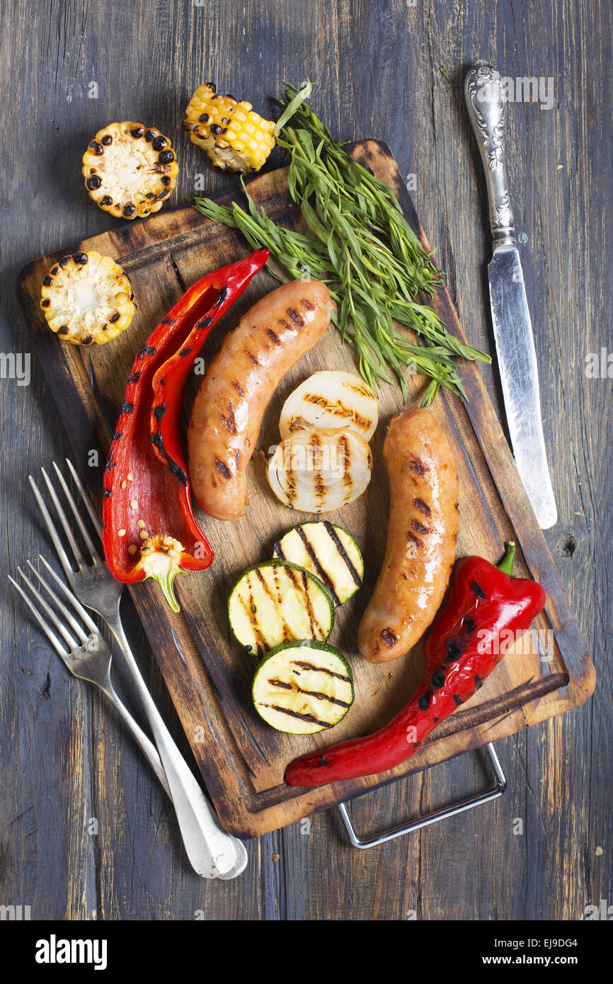 Wurst und Gemüse auf dem Grill zubereitet. Stockfoto