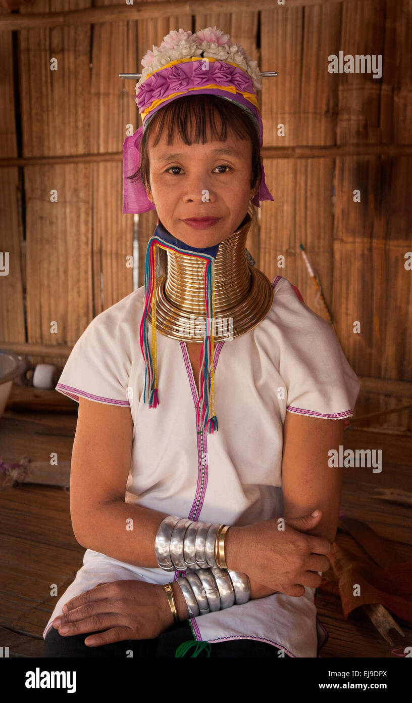 Junge Frau aus der Kayan Hill Tribe, Myanmar, Burma. das Tragen der traditionellen Messing Halsringe. Stockfoto