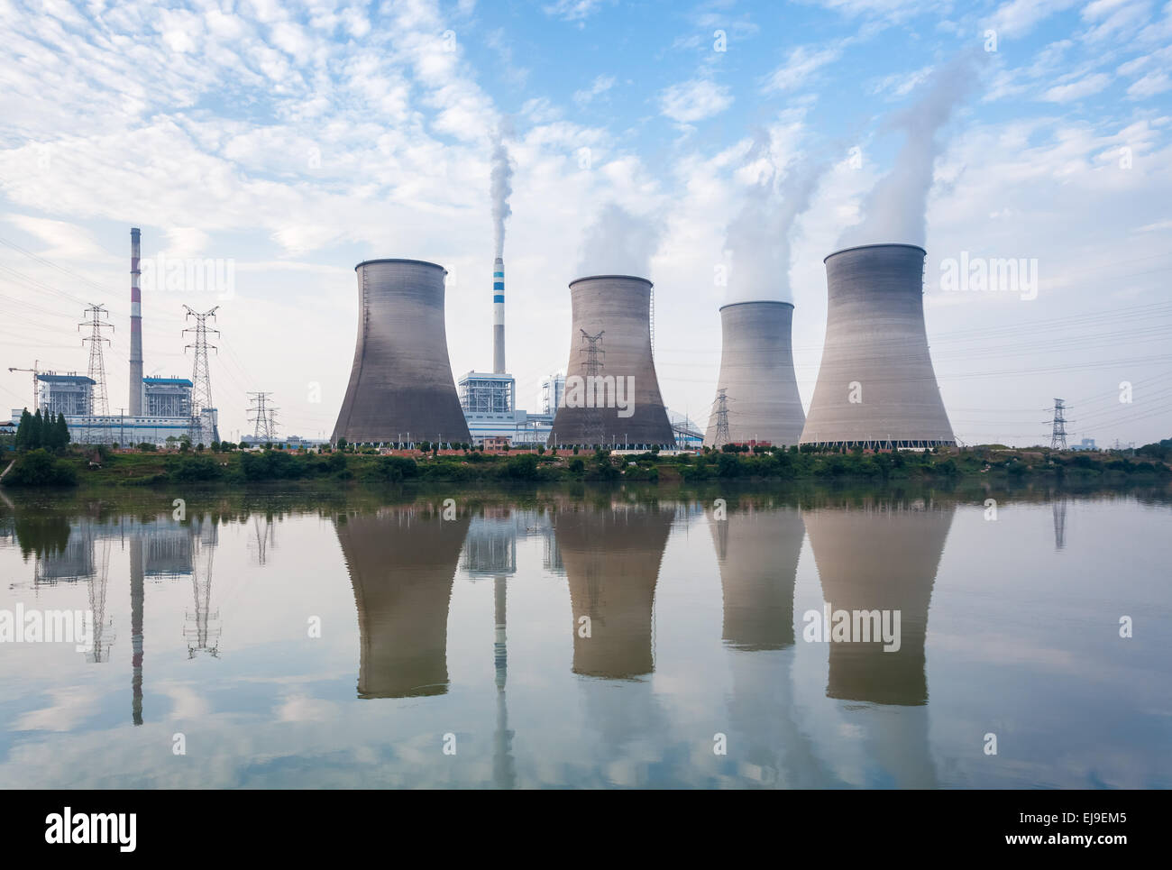 Kohle-Kraftwerk am Nachmittag Stockfoto